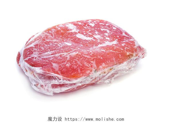 白色背景上的猪肉冷冻腌制的猪肉里脊
